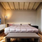 Moderne Italiaanse slaapkamer met inloopkast