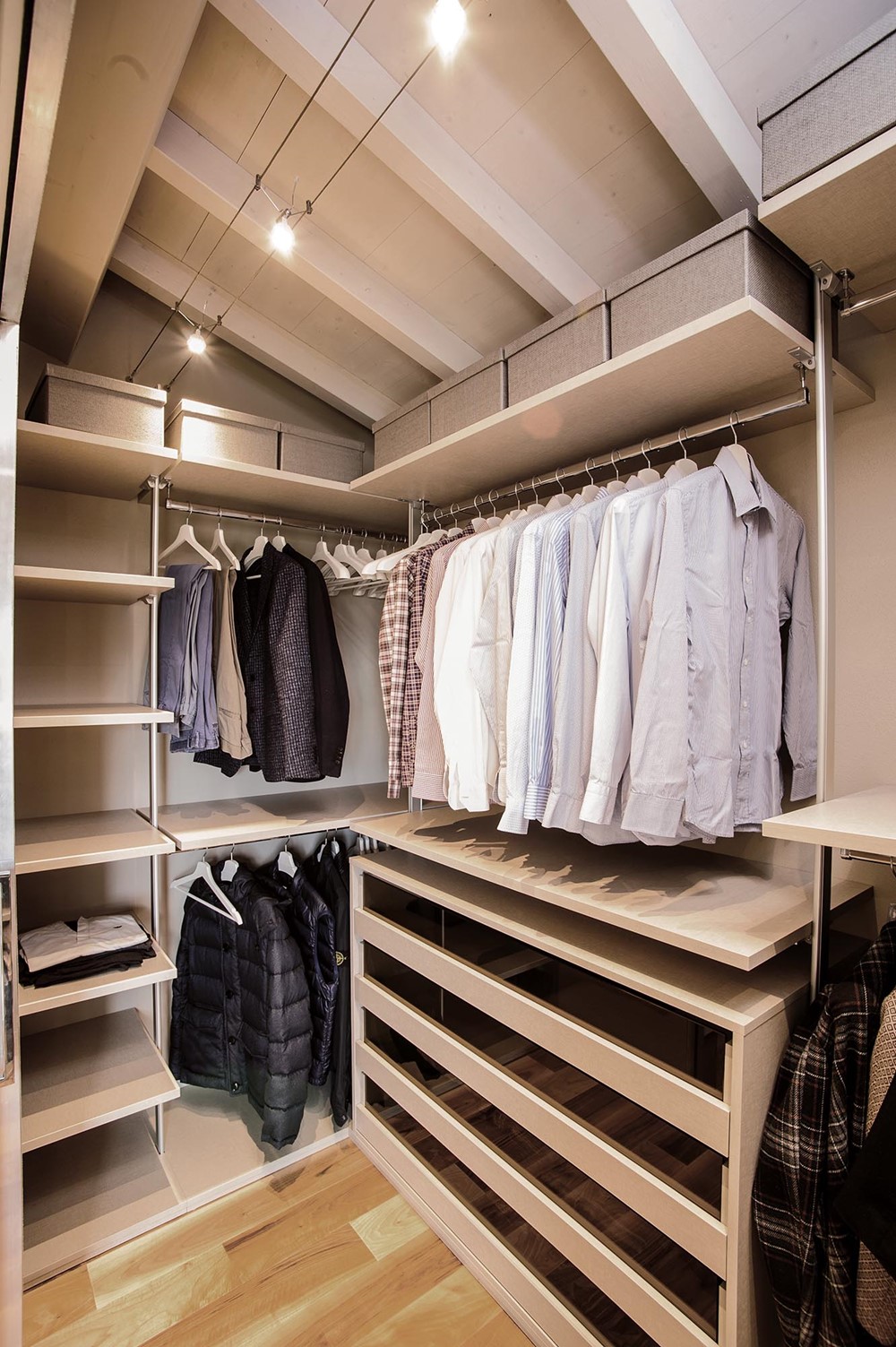 Moderne Italiaanse slaapkamer met inloopkast Moderne Italiaanse slaapkamer met inloopkast