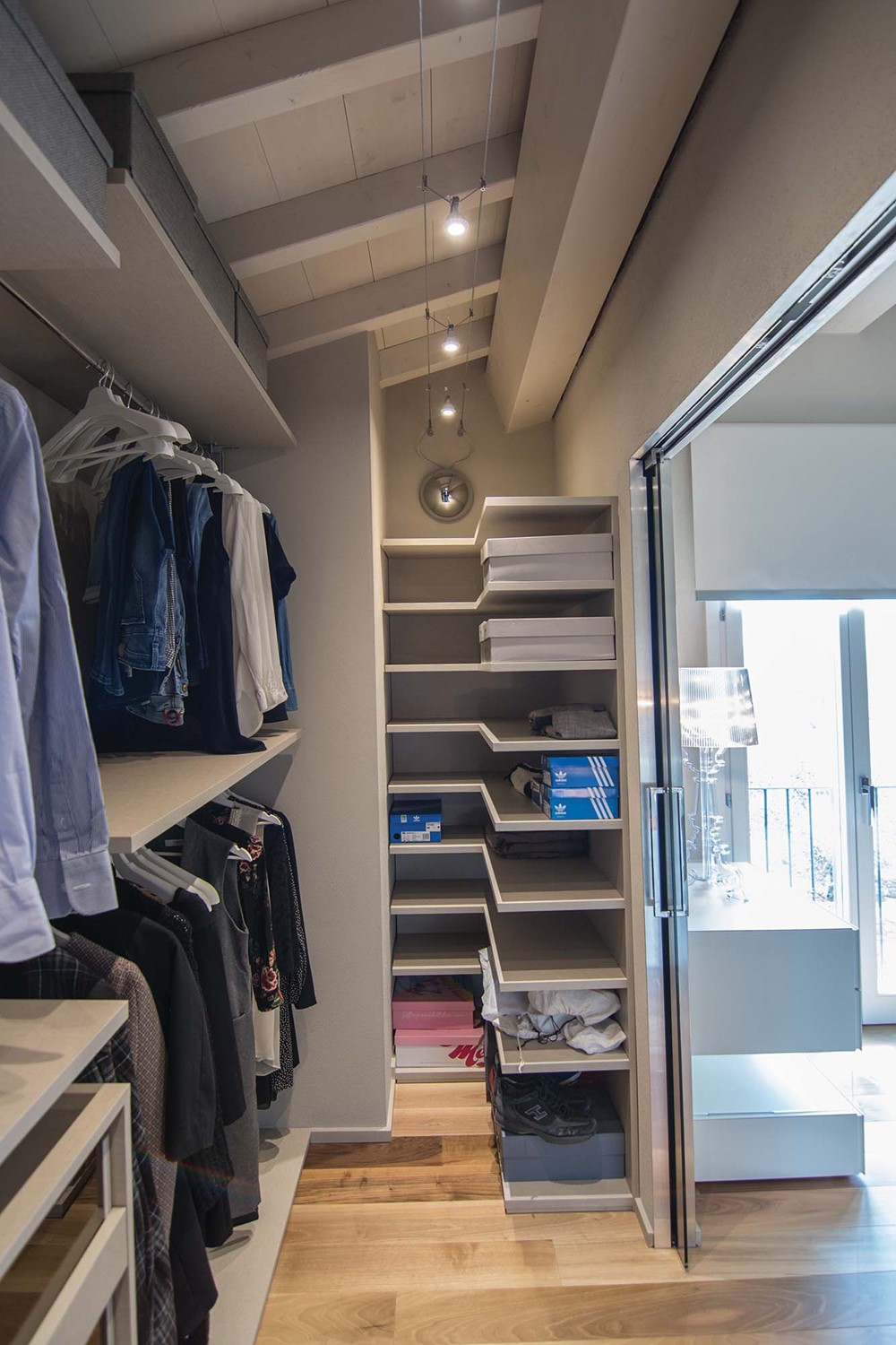 Moderne Italiaanse slaapkamer met inloopkast Moderne Italiaanse slaapkamer met inloopkast