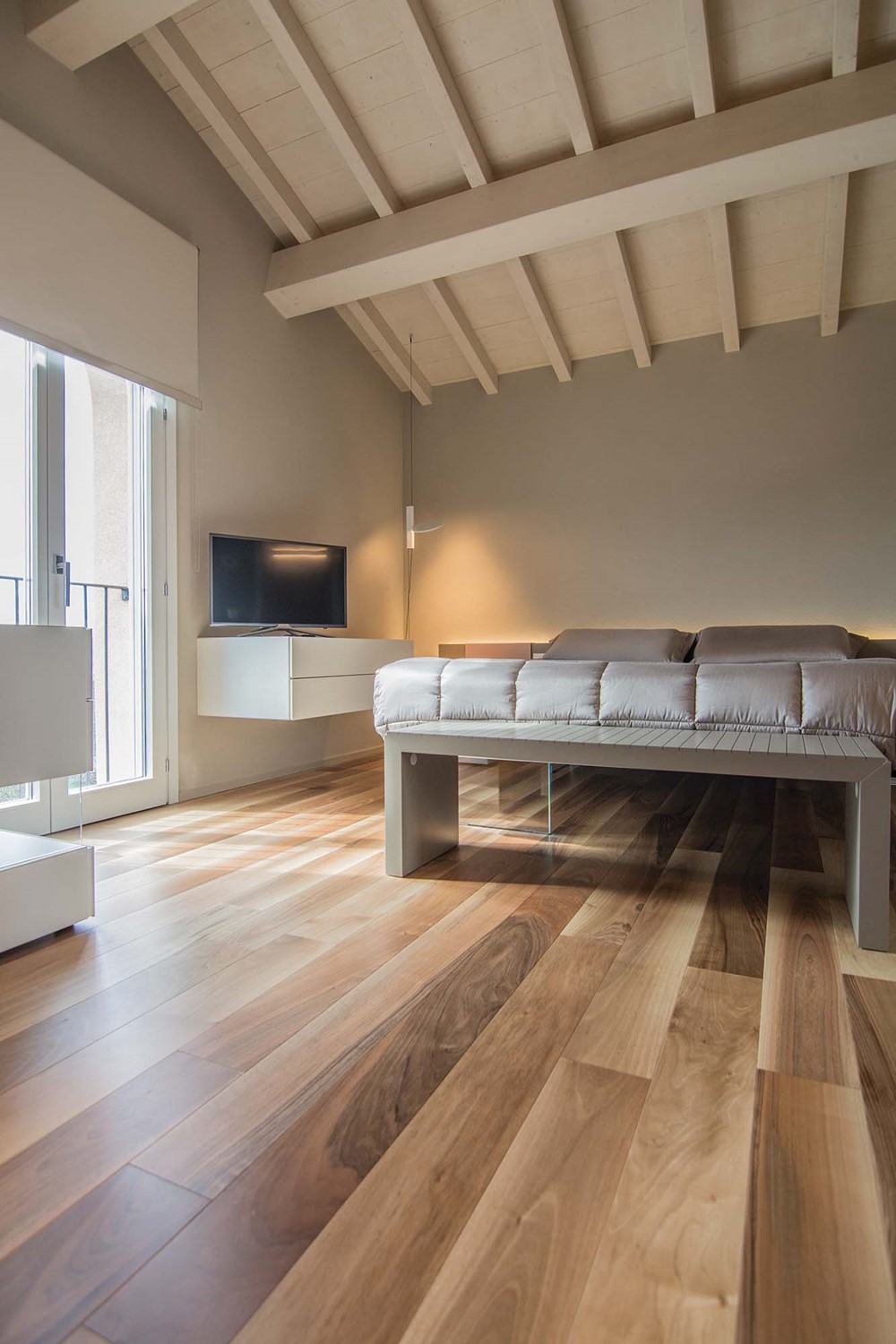 Moderne Italiaanse slaapkamer met inloopkast
