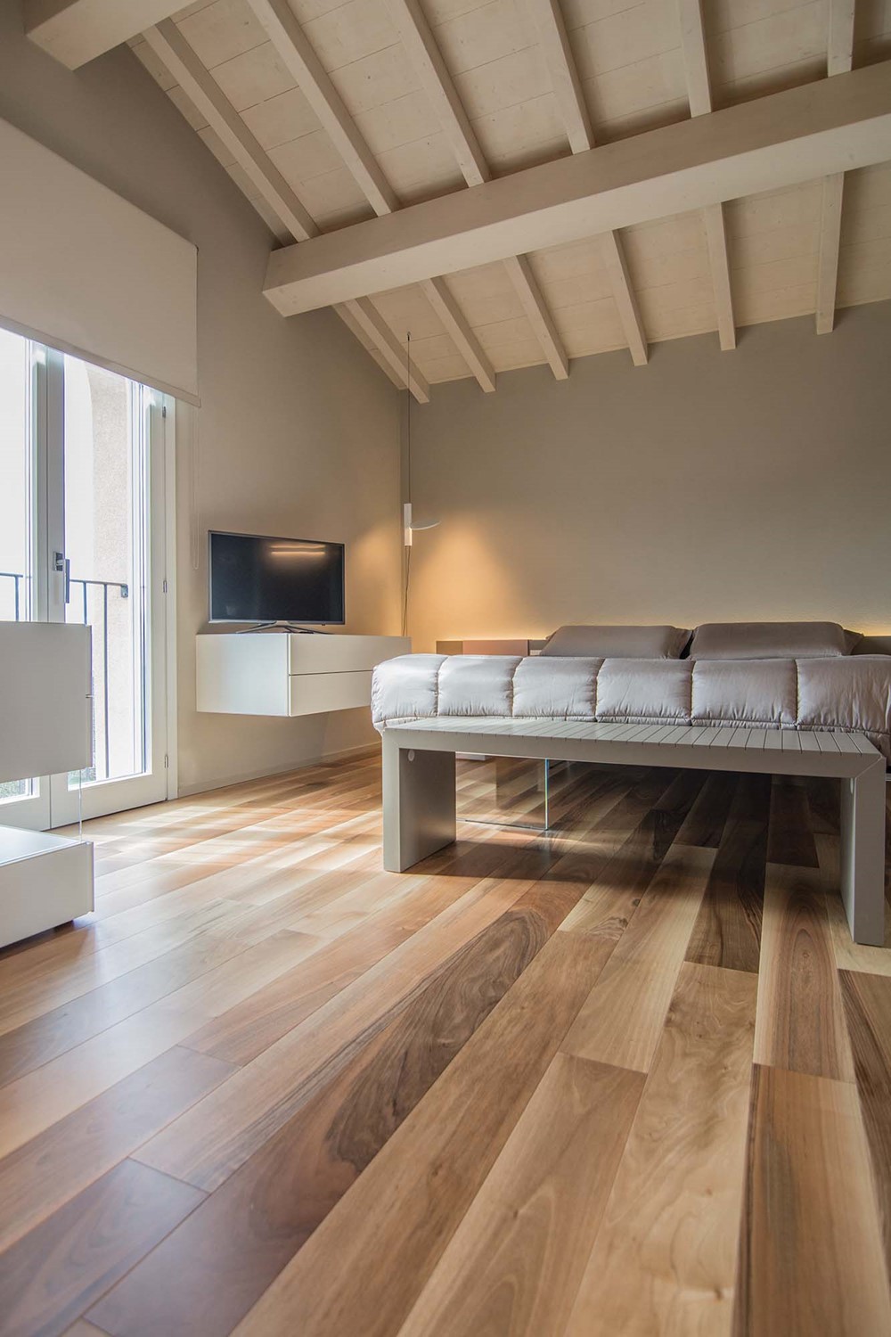 Moderne Italiaanse slaapkamer met inloopkast Moderne Italiaanse slaapkamer met inloopkast