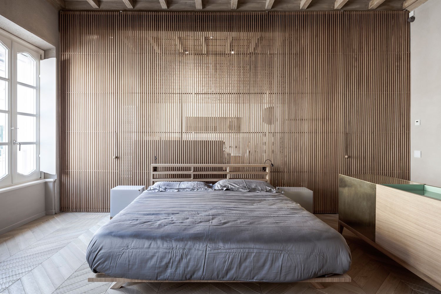 Moderne karakteristieke slaapkamer van Apartemento RJ
