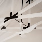 Moderne klassieke slaapkamer onder nok van het dak