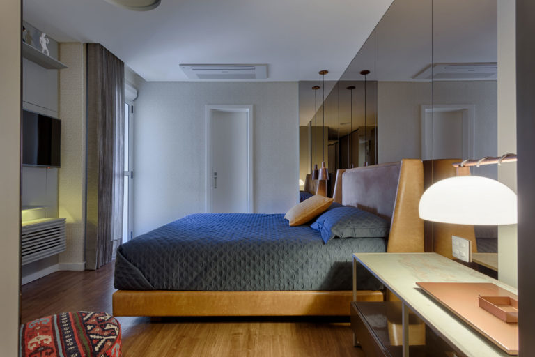 Moderne klassieke slaapkamer uit Brazilië met inloopkast Moderne klassieke slaapkamer uit Brazilië met inloopkast