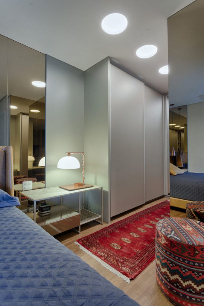 Moderne klassieke slaapkamer uit Brazilië met inloopkast