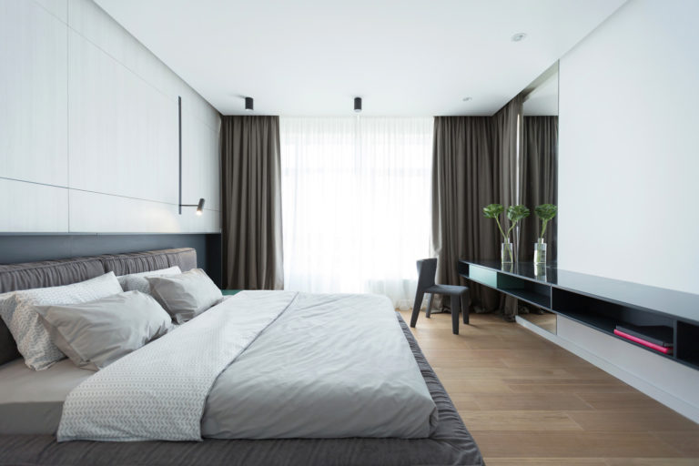 Moderne luxe slaapkamer van penthouse appartement in Kiev
