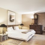 Moderne rustieke slaapkamer van gerenoveerde hoeve