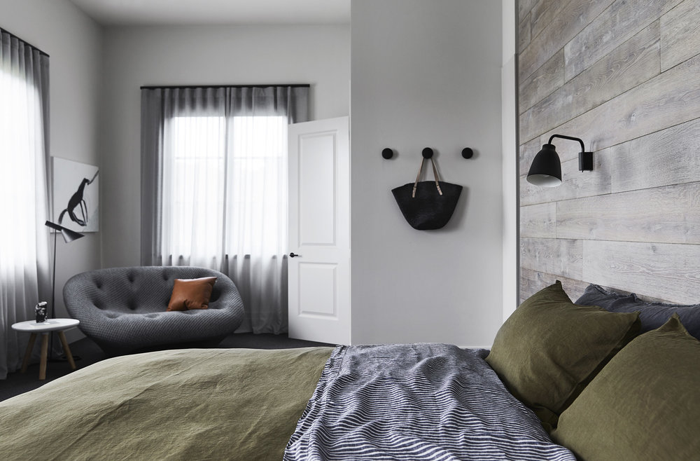 Moderne sfeervolle slaapkamer in een verbouwde woonboerderij Moderne sfeervolle slaapkamer in een verbouwde woonboerderij
