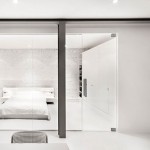 Moderne slaapkamer met glazen muur