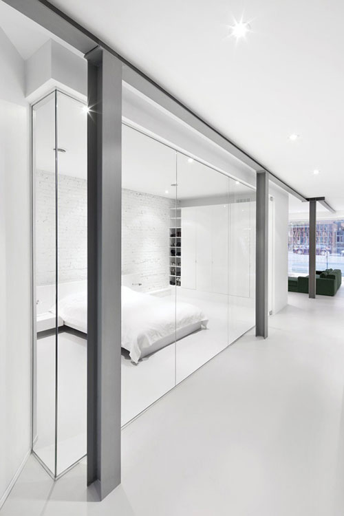 Moderne slaapkamer met glazen muur Moderne slaapkamer met glazen muur