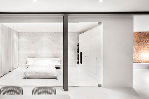 Moderne slaapkamer met glazen muur Moderne slaapkamer met glazen muur
