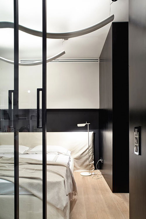Moderne slaapkamer met glazen schuifdeuren Moderne slaapkamer met glazen schuifdeuren