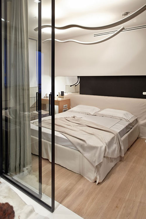 Moderne slaapkamer met glazen schuifdeuren Moderne slaapkamer met glazen schuifdeuren