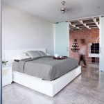 Moderne slaapkamer met hoogglans betonnen vloer