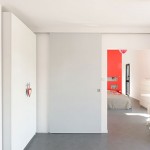 Moderne slaapkamer met rode muur