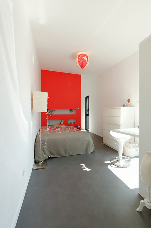 Moderne slaapkamer met rode muur Moderne slaapkamer met rode muur