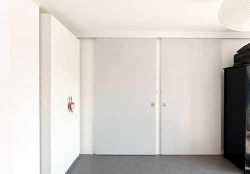 Moderne slaapkamer met rode muur Moderne slaapkamer met rode muur