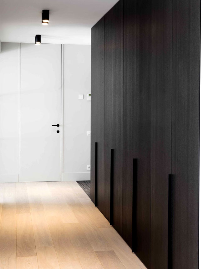 Moderne slaapkamer suite met schuifdeur naar badkamer Moderne slaapkamer suite met schuifdeur naar badkamer