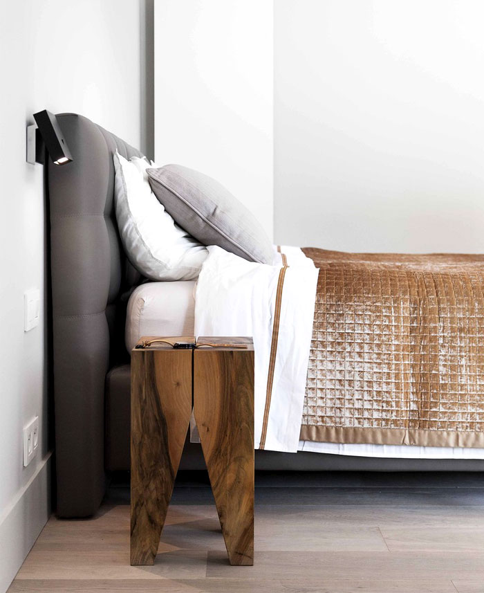 Moderne slaapkamer suite met schuifdeur naar badkamer Moderne slaapkamer suite met schuifdeur naar badkamer