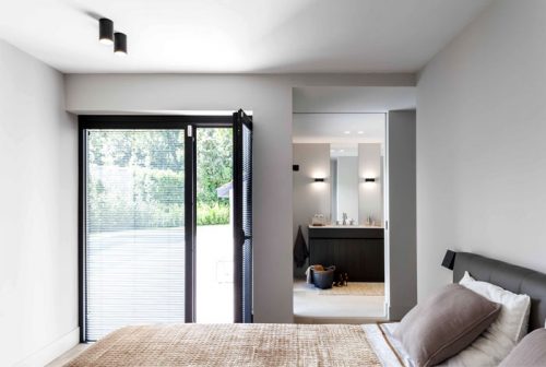 Moderne slaapkamer suite met schuifdeur naar badkamer