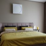 Moderne slaapkamer met TV aan het plafond