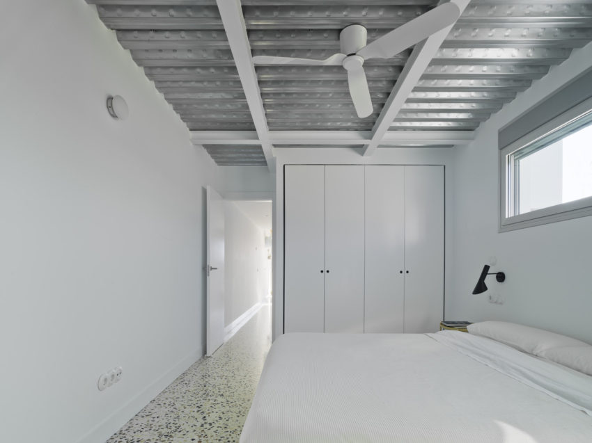 Moderne stoere slaapkamer met granieten vloer