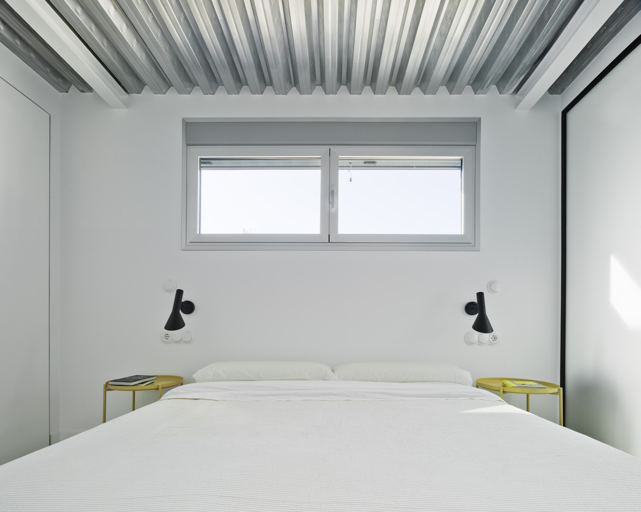 Moderne stoere slaapkamer met granieten vloer