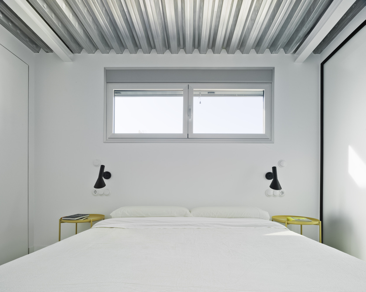 Moderne stoere slaapkamer met granieten vloer Moderne stoere slaapkamer met granieten vloer