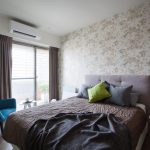 Moderne vintage slaapkamer met bloemenbehang
