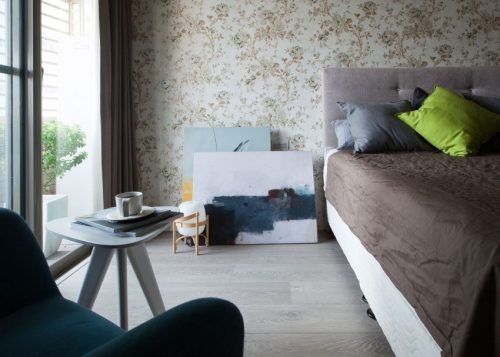Moderne vintage slaapkamer met bloemenbehang Moderne vintage slaapkamer met bloemenbehang