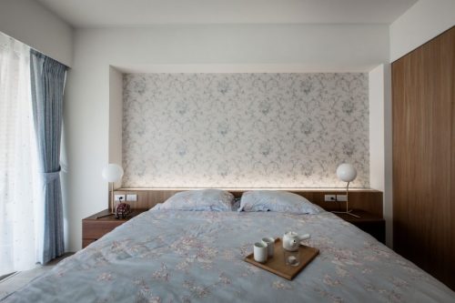 Moderne vintage slaapkamer met bloemenbehang Moderne vintage slaapkamer met bloemenbehang