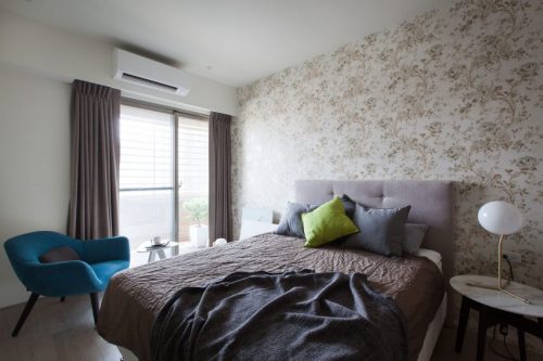 Moderne vintage slaapkamer met bloemenbehang