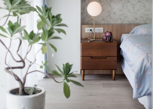 Moderne vintage slaapkamer met bloemenbehang Moderne vintage slaapkamer met bloemenbehang
