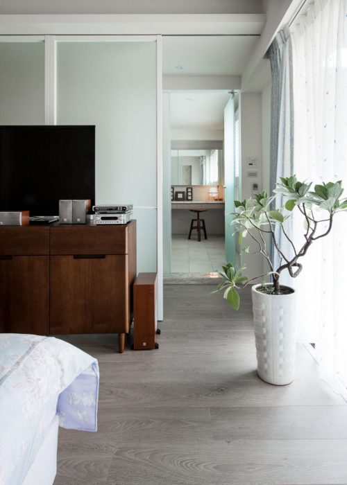 Moderne vintage slaapkamer met bloemenbehang Moderne vintage slaapkamer met bloemenbehang