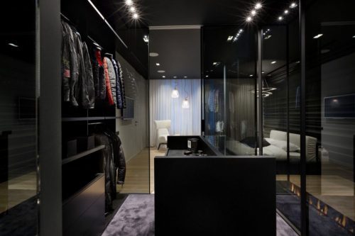 Moderne zwart wit slaapkamer met inloopkast