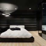 Moderne zwart wit slaapkamer met inloopkast