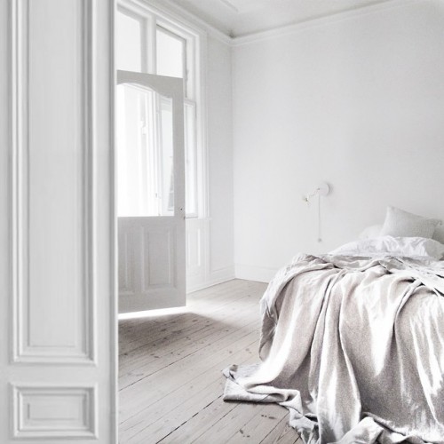 Monochrome slaapkamer van Deense auteur Annika