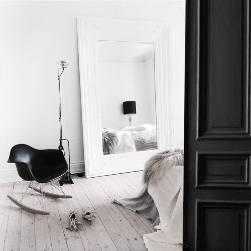 Monochrome slaapkamer van Deense auteur Annika Monochrome slaapkamer van Deense auteur Annika
