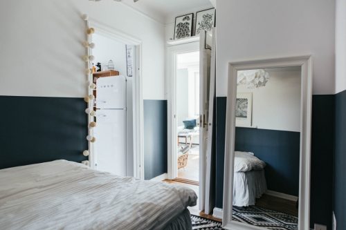 Mooie minimalistische slaapkamer met geverfde blauw lambrisering