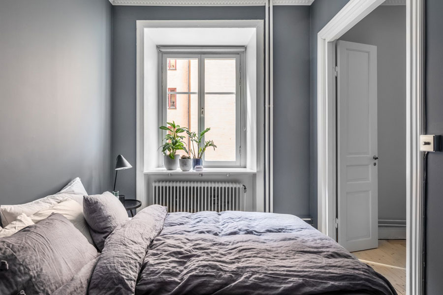 Mooie minimalistische slaapkamer met grijze muren Mooie minimalistische slaapkamer met grijze muren