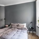 Mooie minimalistische slaapkamer met grijze muren
