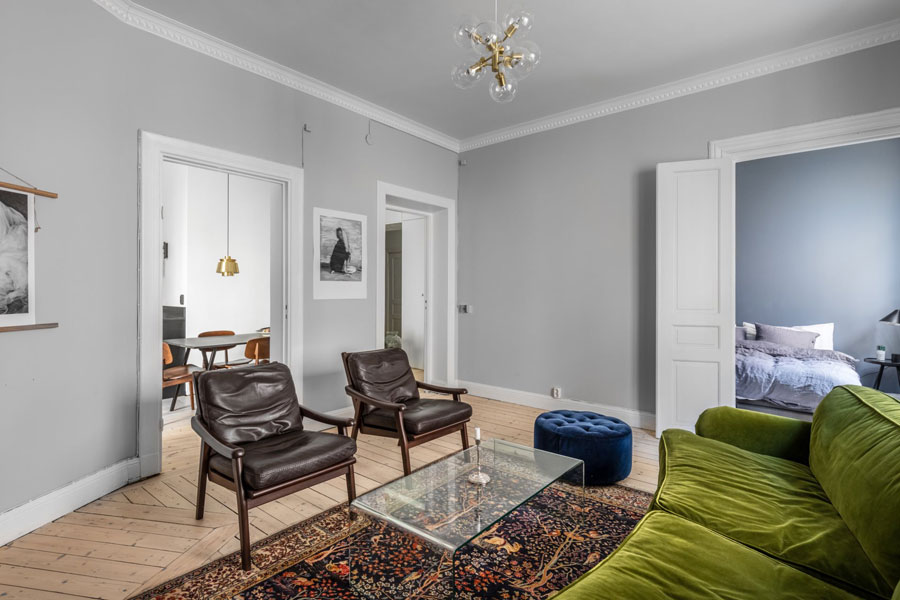 Mooie minimalistische slaapkamer met grijze muren Mooie minimalistische slaapkamer met grijze muren