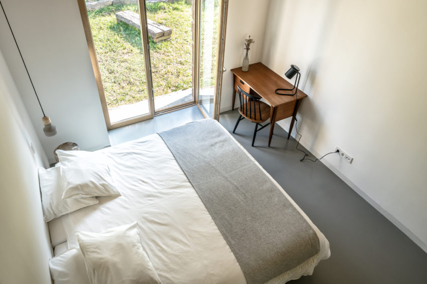 Mooie minimalistische slaapkamer van Villa Slow