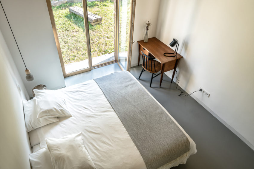 Mooie minimalistische slaapkamer van Villa Slow Mooie minimalistische slaapkamer van Villa Slow