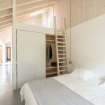 Mooie minimalistische slaapkamer van Villa Slow