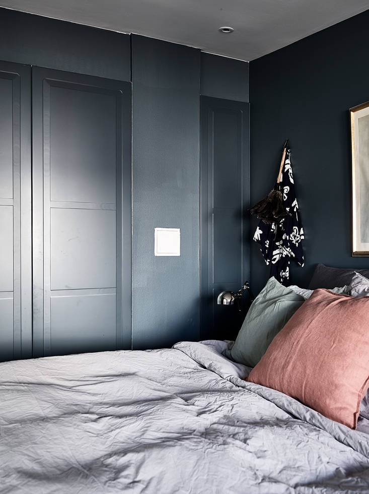Mooie Scandinavische slaapkamer met blauwe muren
