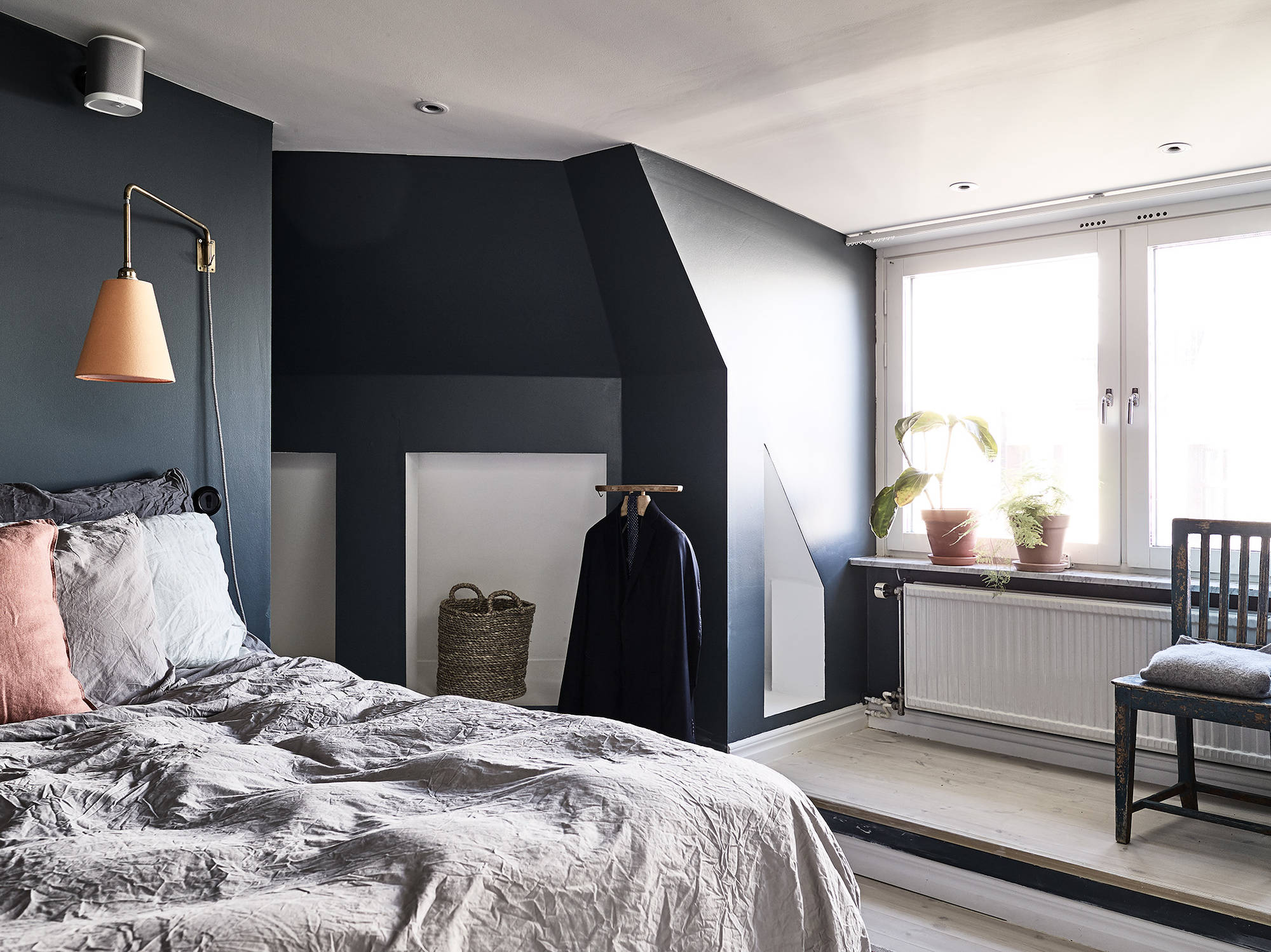Mooie Scandinavische slaapkamer met blauwe muren