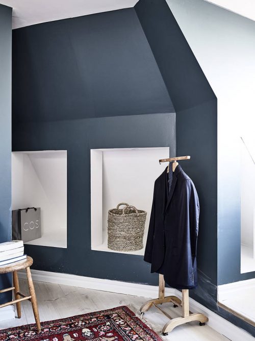 Mooie Scandinavische slaapkamer met blauwe muren Mooie Scandinavische slaapkamer met blauwe muren