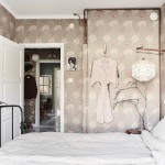 Mooie slaapkamer met bloemetjesbehang