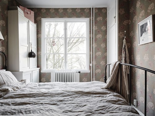 Mooie slaapkamer met bloemetjesbehang Mooie slaapkamer met bloemetjesbehang